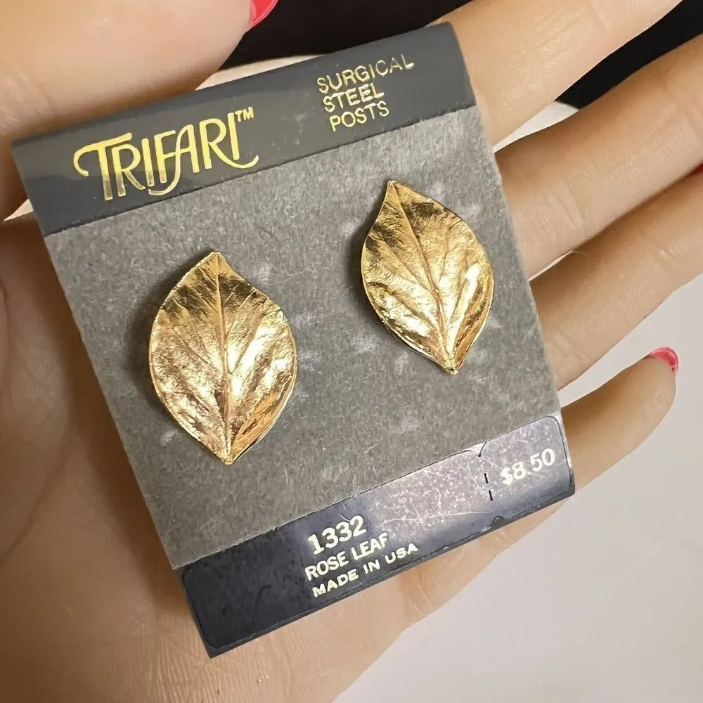 Vintage Trifari Rose Leaf Brushed Gold Tone Earrings Leaves Stud Pierced 4553